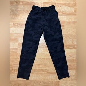 Lululemon keep Moving Stretch High-Rise Black/Gray camo pattern woman’s size 4